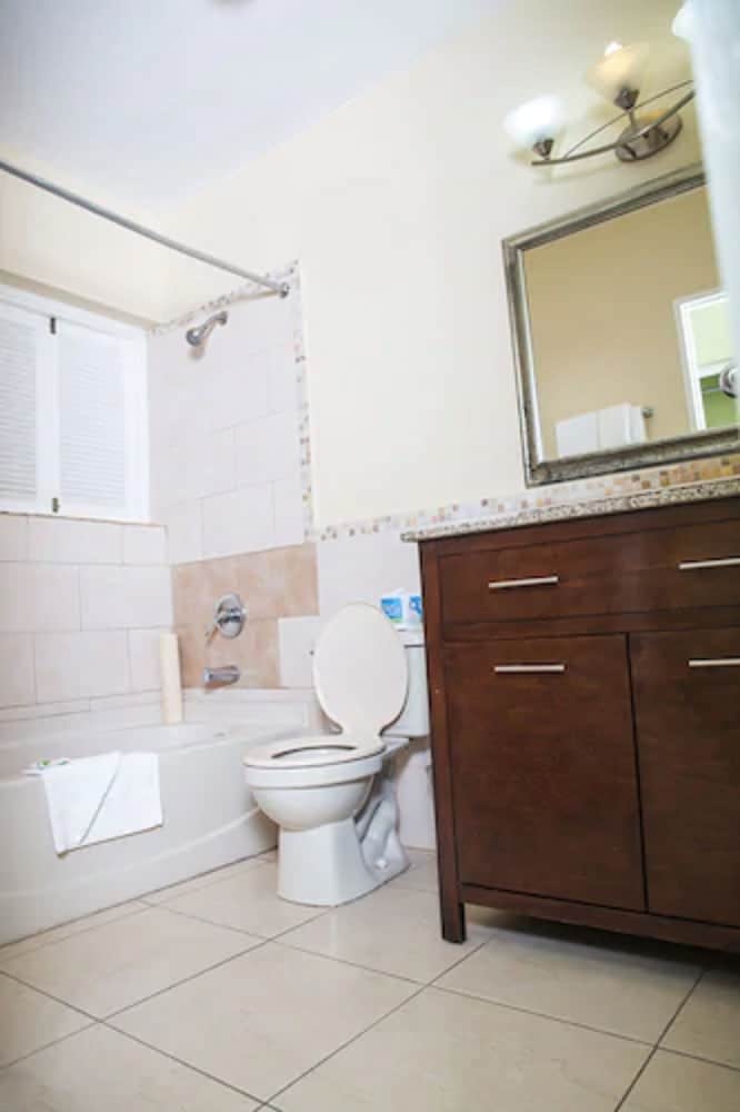 The Cardiff Hotel & Spa — Hotel rooms in Runaway Bay