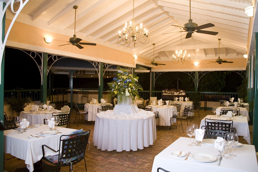 The Cardiff Hotel & Spa — Restaurant & bars in Runaway Bay