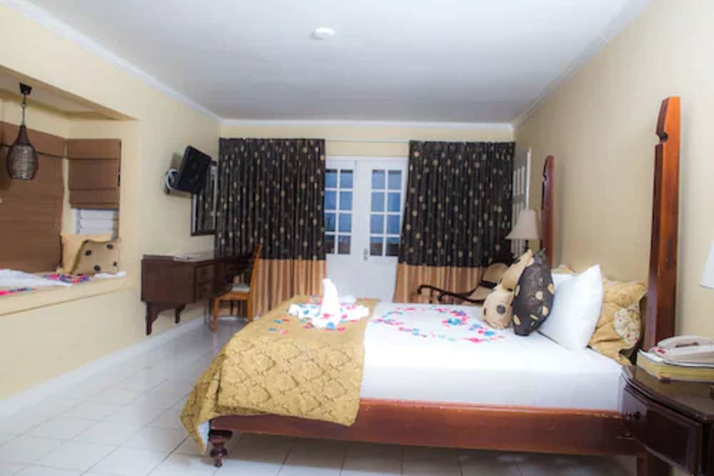 The Cardiff Hotel & Spa — Hotel rooms in Runaway Bay