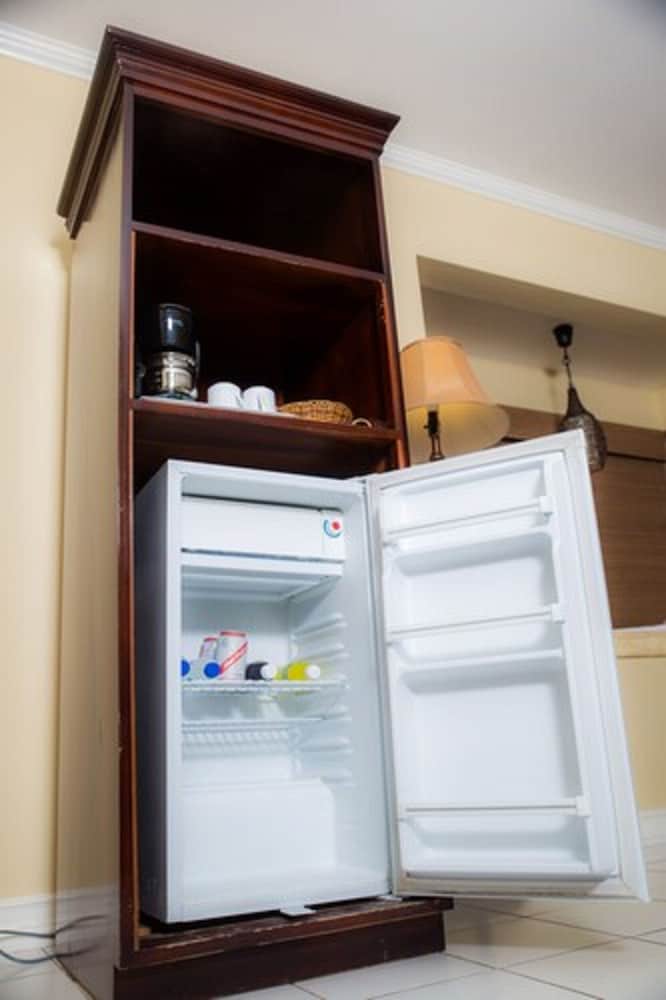 The Cardiff Hotel & Spa — Hotel rooms in Runaway Bay
