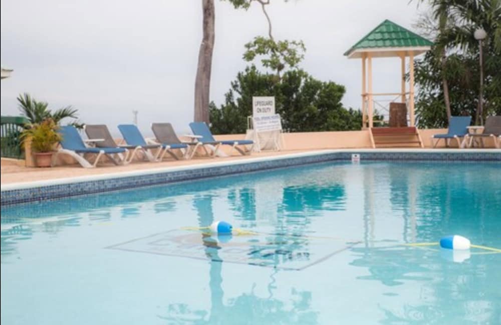 The Cardiff Hotel & Spa — Swimming pool in Runaway Bay