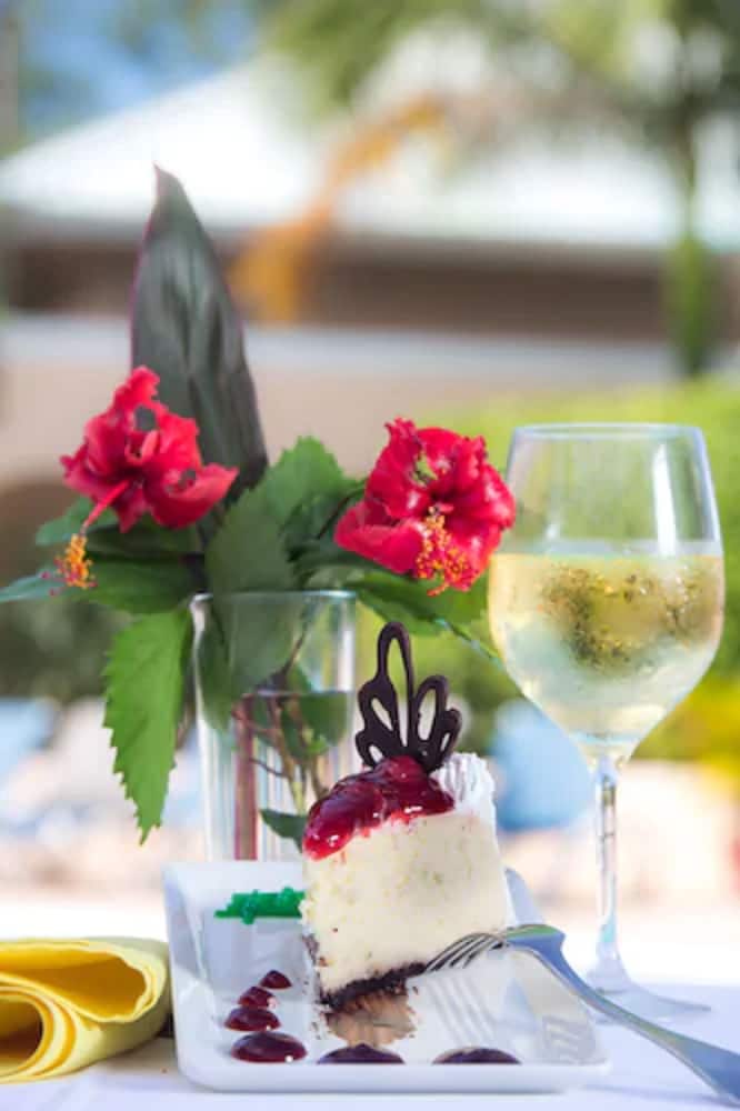 The Cardiff Hotel & Spa — Restaurant & bars in Runaway Bay