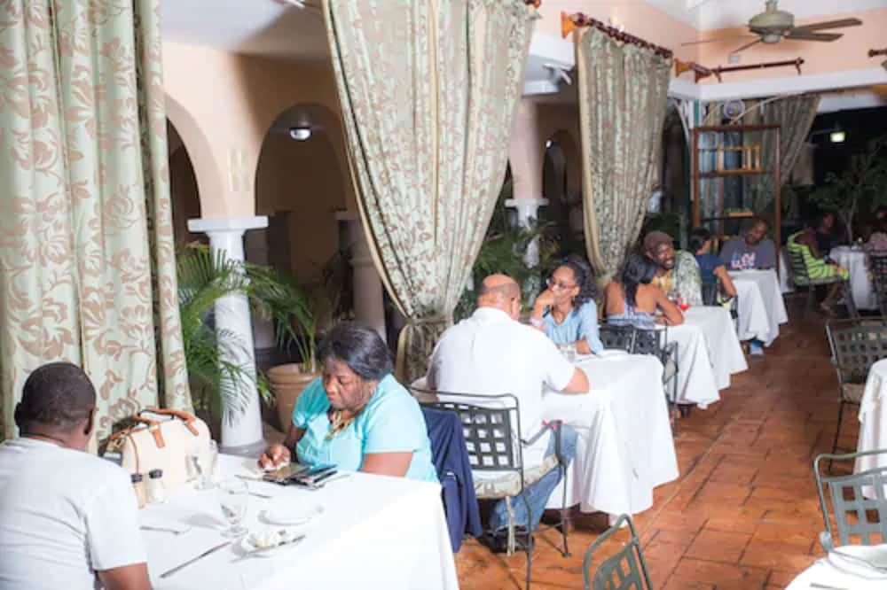 The Cardiff Hotel & Spa — Restaurant & bars in Runaway Bay