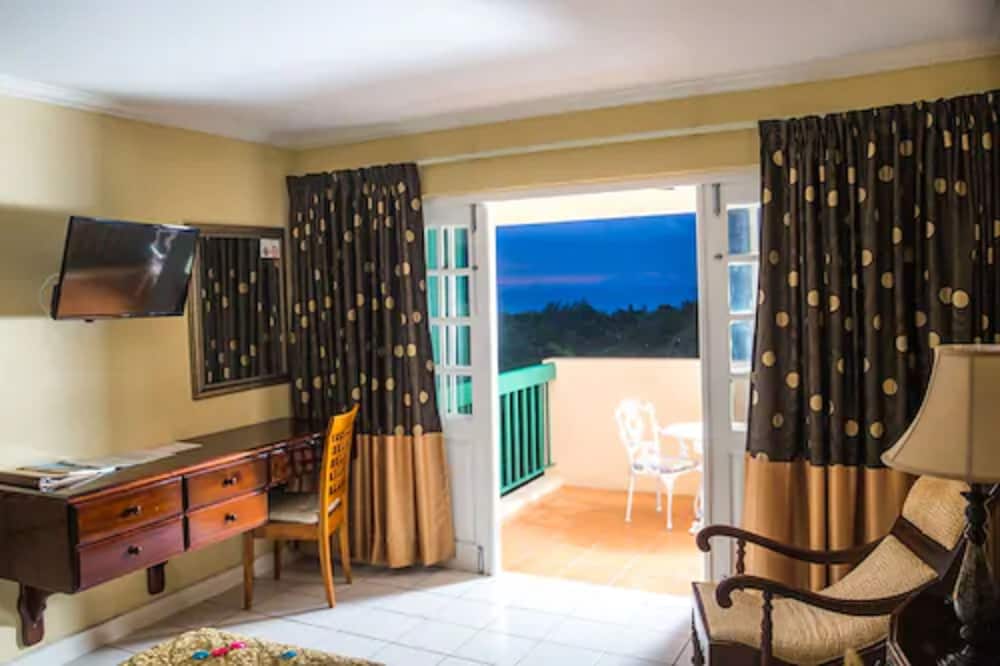 The Cardiff Hotel & Spa — Hotel rooms in Runaway Bay