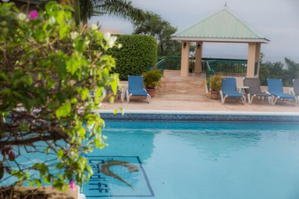 The Cardiff Hotel & Spa — Swimming pool in Runaway Bay