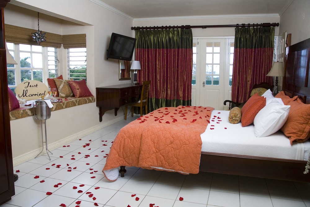 The Cardiff Hotel & Spa — Hotel rooms in Runaway Bay