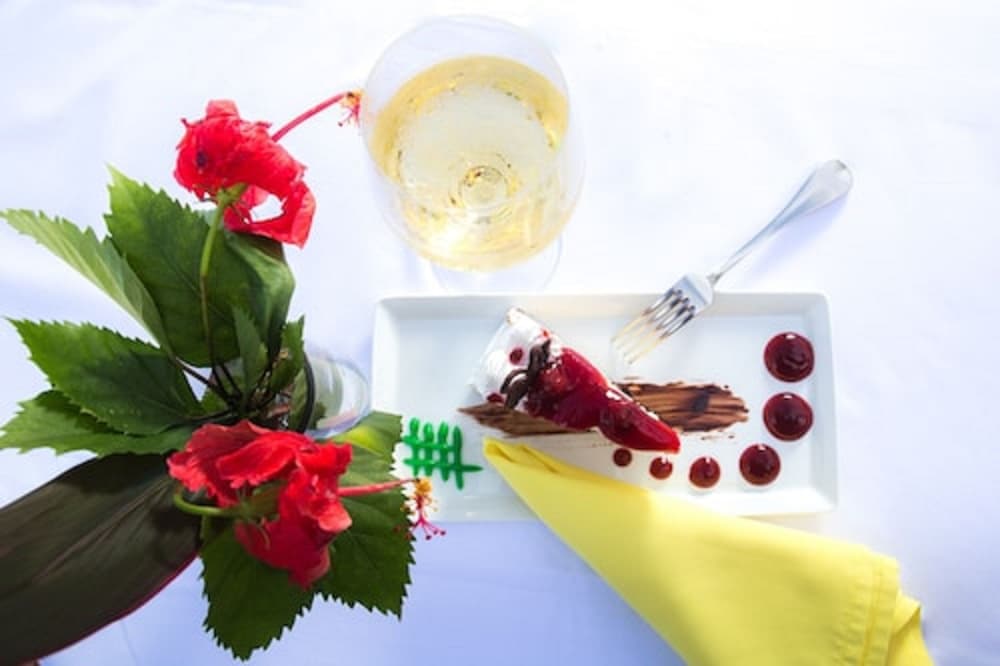 The Cardiff Hotel & Spa — Restaurant & bars in Runaway Bay
