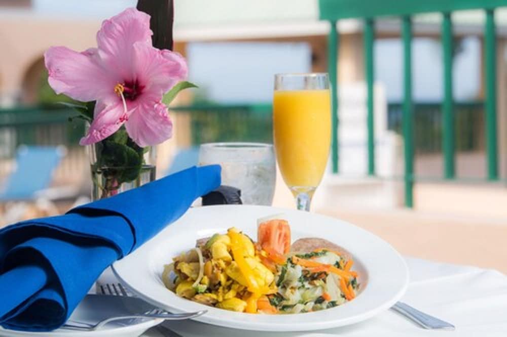 The Cardiff Hotel & Spa — Restaurant & bars in Runaway Bay