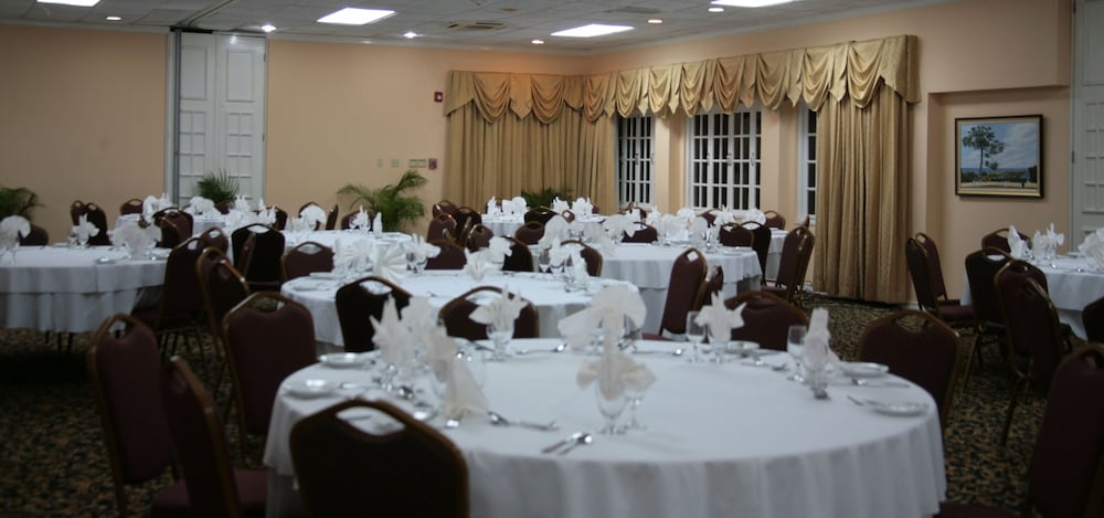 The Cardiff Hotel & Spa — Restaurant & bars in Runaway Bay