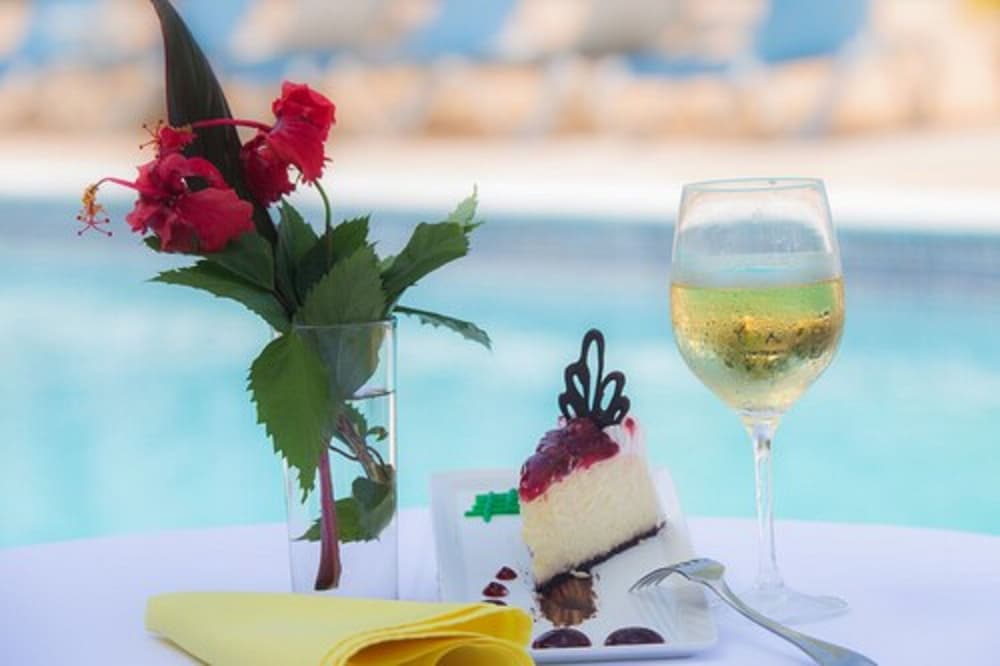 The Cardiff Hotel & Spa — Restaurant & bars in Runaway Bay