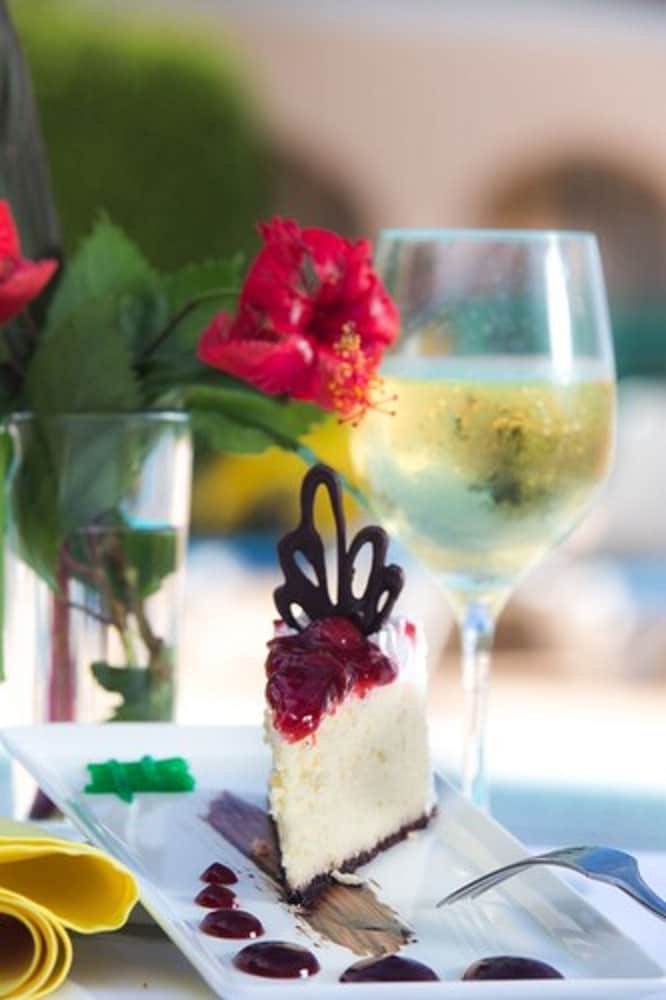 The Cardiff Hotel & Spa — Restaurant & bars in Runaway Bay
