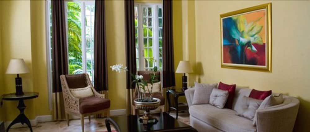 The Cardiff Hotel & Spa — Hotel rooms in Runaway Bay