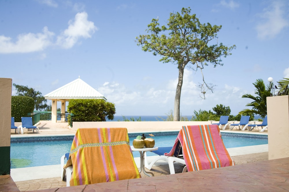The Cardiff Hotel & Spa — Swimming pool in Runaway Bay