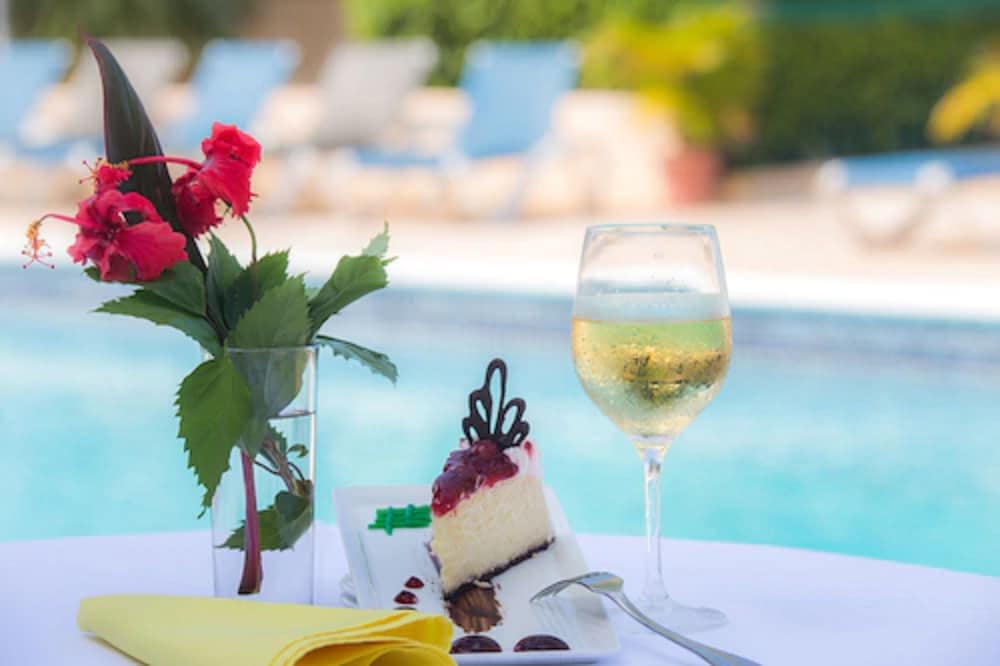 The Cardiff Hotel & Spa — Restaurant & bars in Runaway Bay