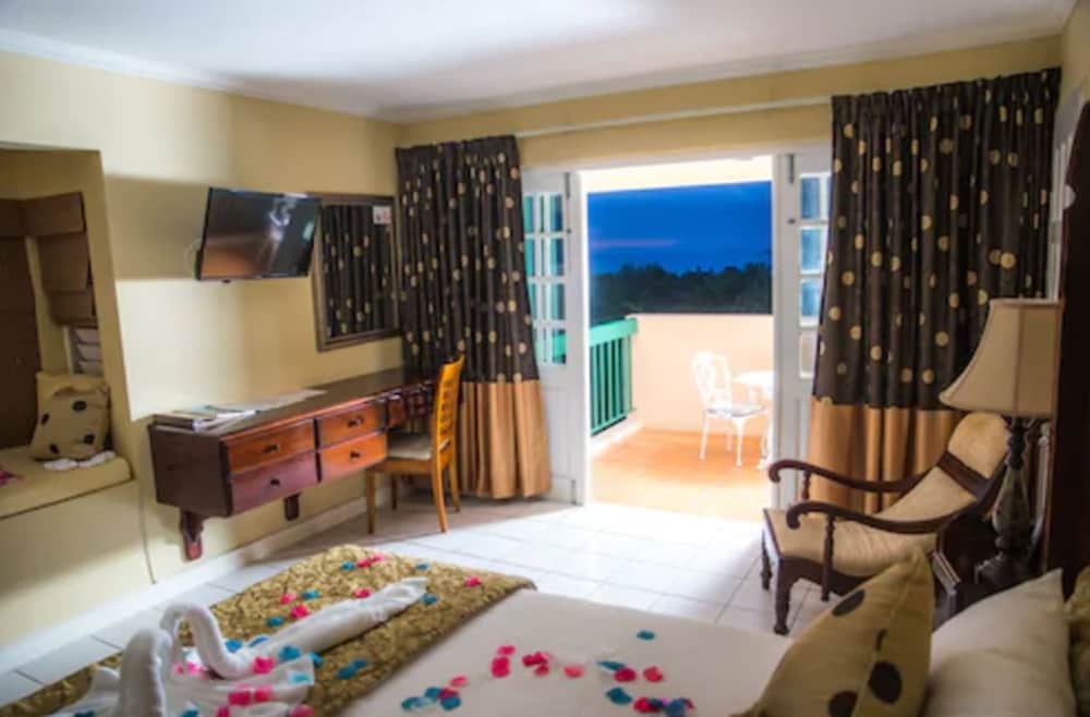 The Cardiff Hotel & Spa — Hotel rooms in Runaway Bay