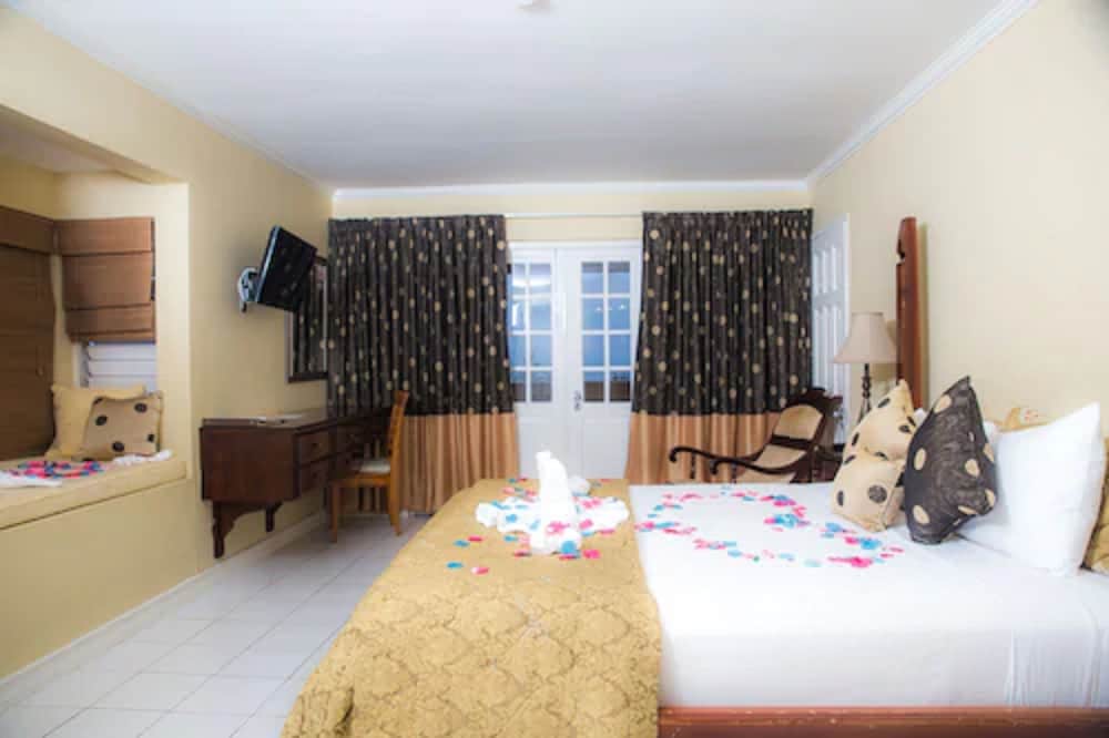 The Cardiff Hotel & Spa — Hotel rooms in Runaway Bay