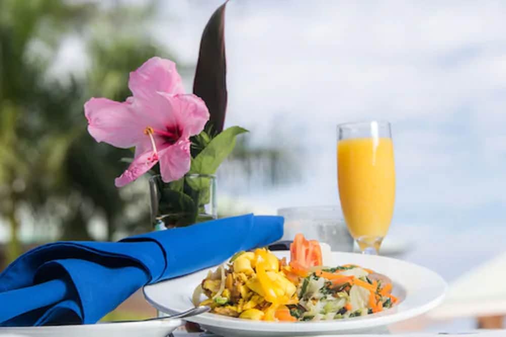 The Cardiff Hotel & Spa — Restaurant & bars in Runaway Bay