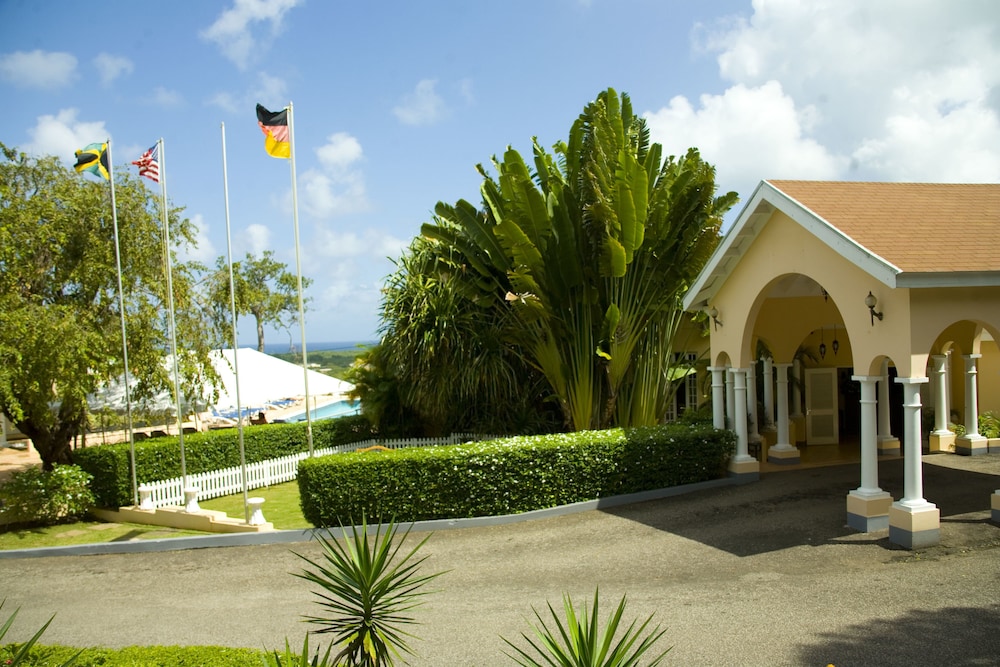 The Cardiff Hotel & Spa — Hotel building in Runaway Bay