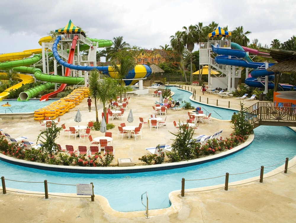 Tensing Pen Hotel — Swimming pool in Negril
