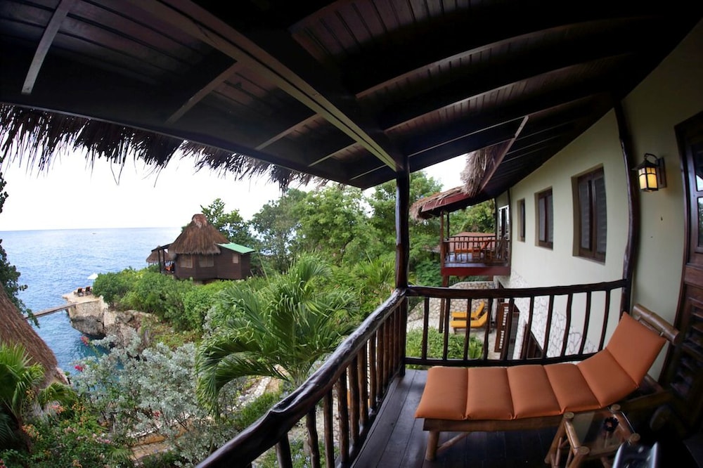 Tensing Pen Hotel — Hotel building in Negril