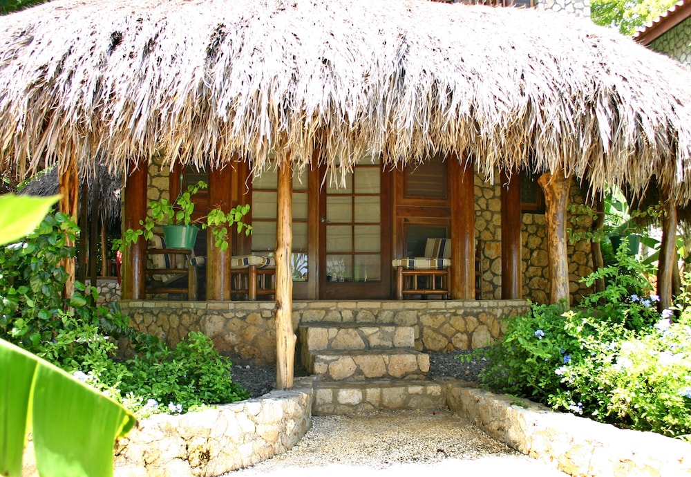 Tensing Pen Hotel — Hotel building in Negril