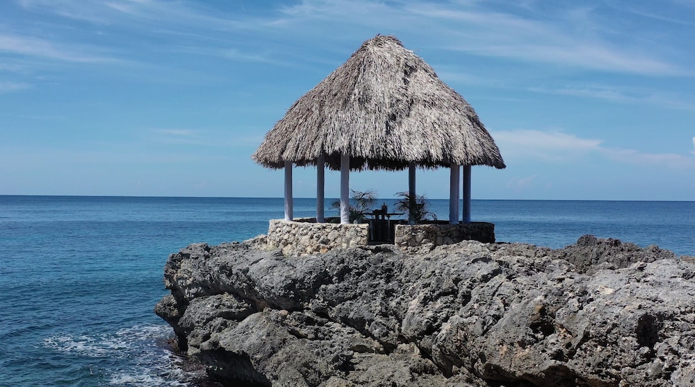 Tensing Pen Hotel — Beach in Negril
