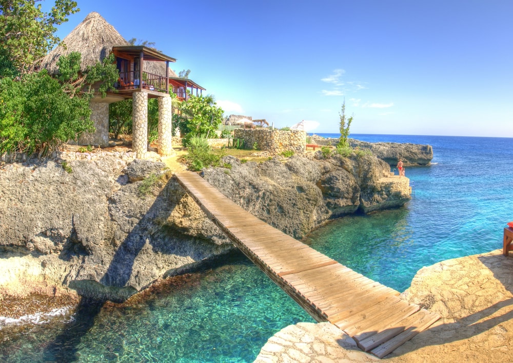 Tensing Pen Hotel — Hotel building in Negril