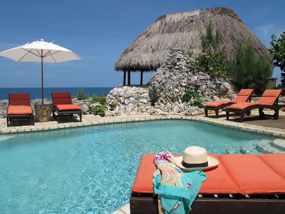 Tensing Pen Hotel — Swimming pool in Negril