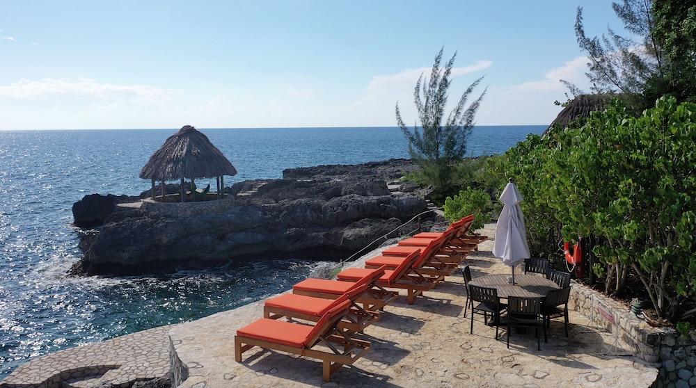 Tensing Pen Hotel — Beach in Negril