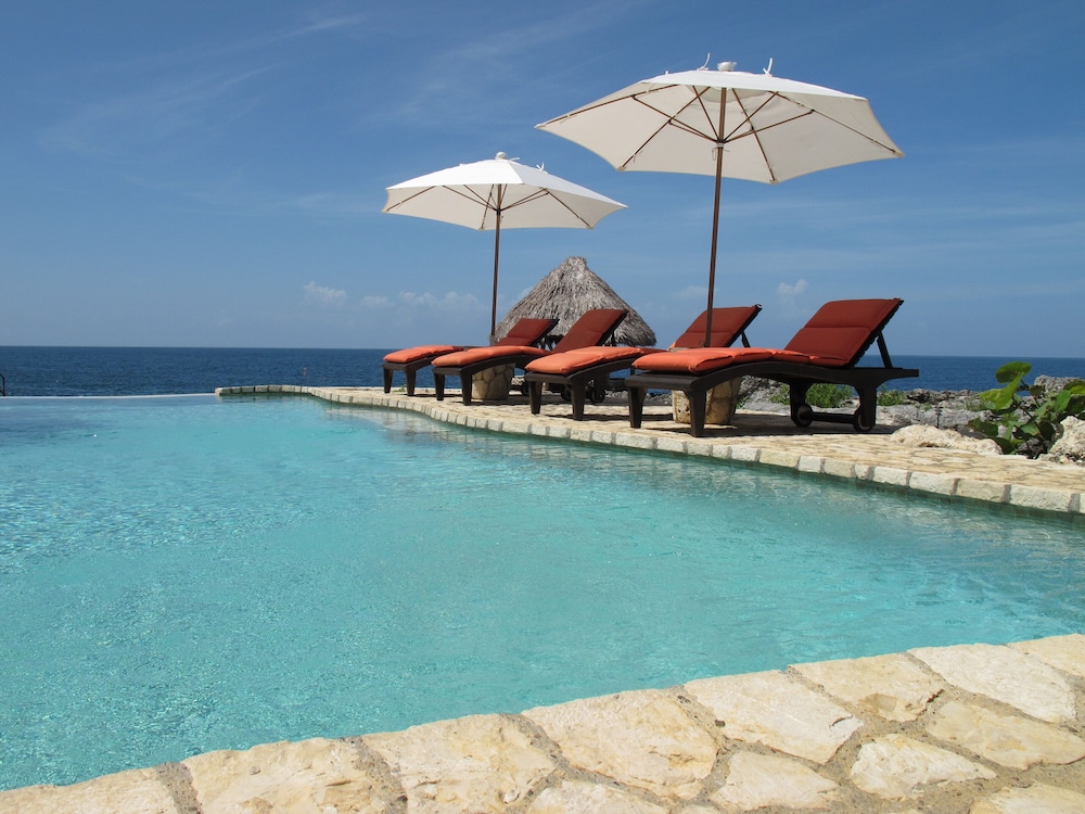Tensing Pen Hotel — Swimming pool in Negril
