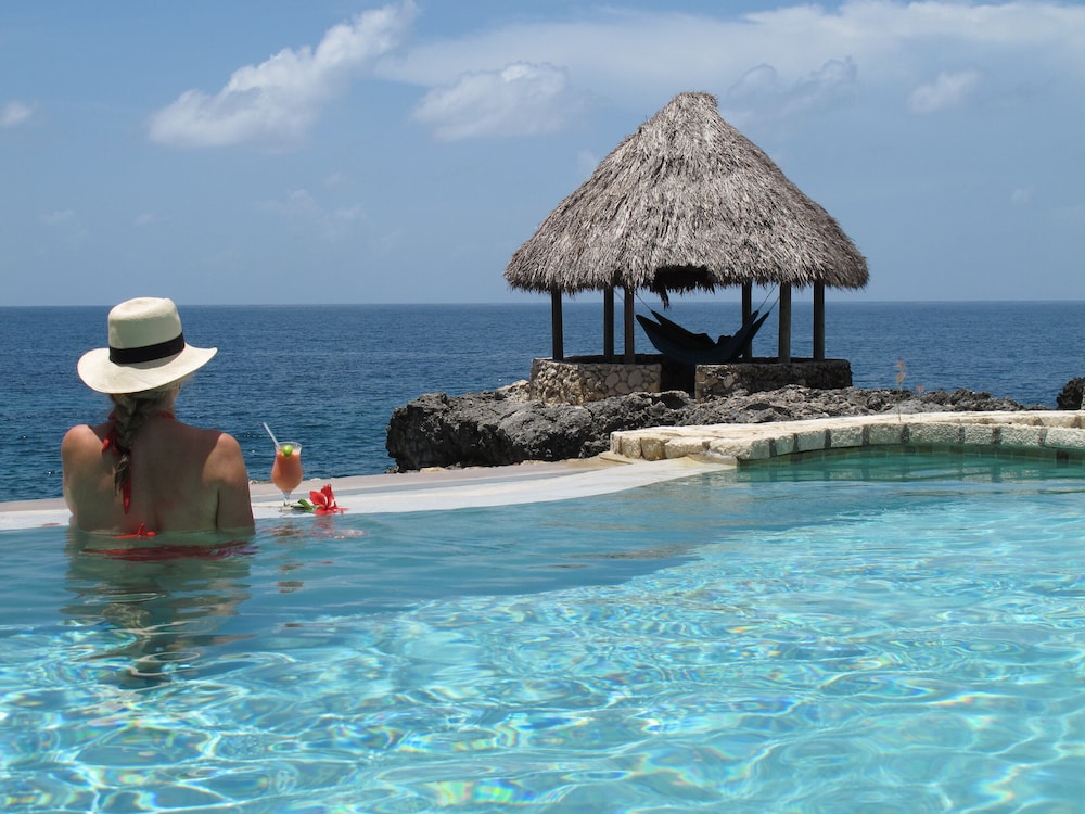 Tensing Pen Hotel — Swimming pool in Negril