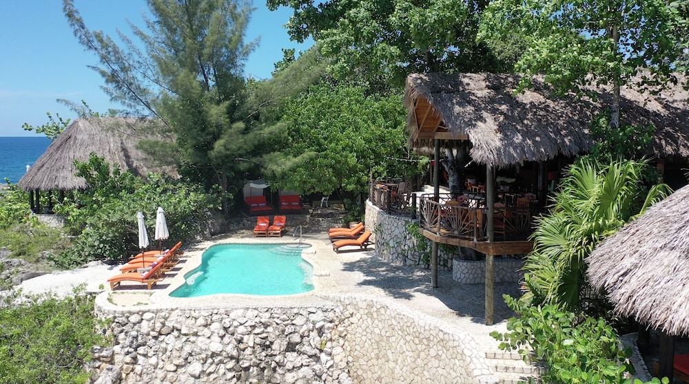 Tensing Pen Hotel — Swimming pool in Negril