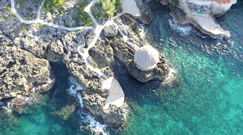 Tensing Pen Hotel — Beach in Negril