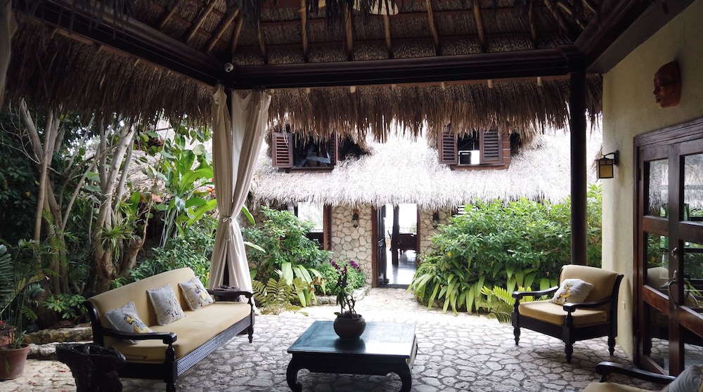 Tensing Pen Hotel — Hotel building in Negril