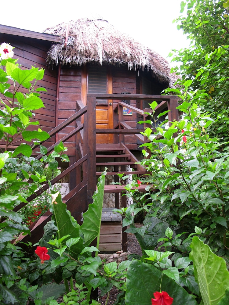 Tensing Pen Hotel — Hotel building in Negril
