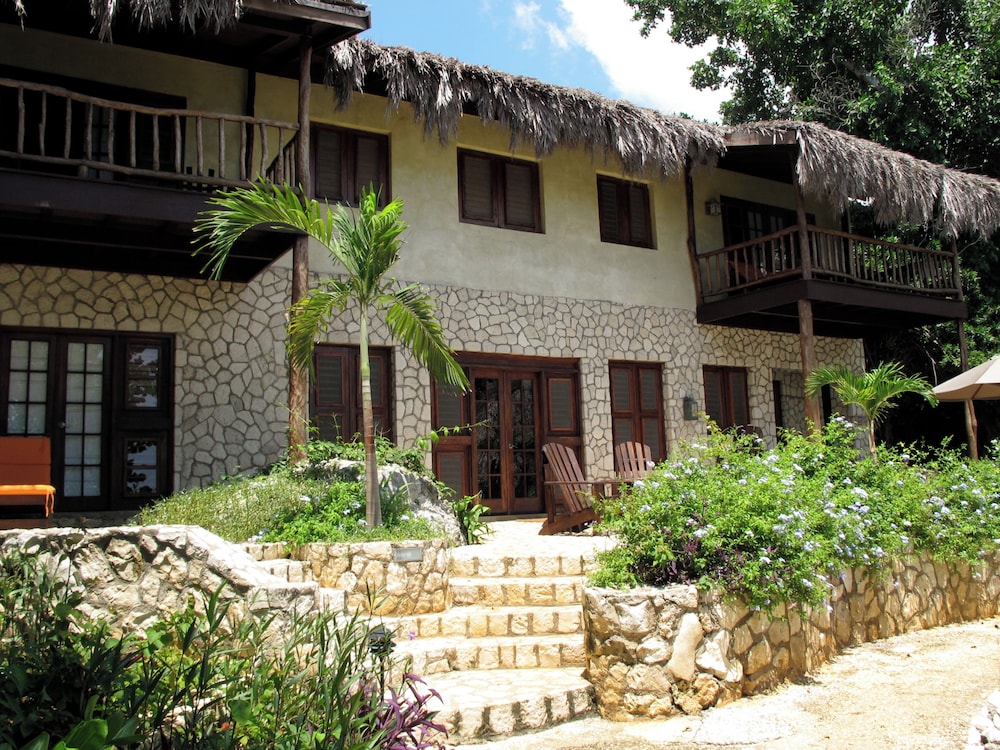 Tensing Pen Hotel — Hotel building in Negril