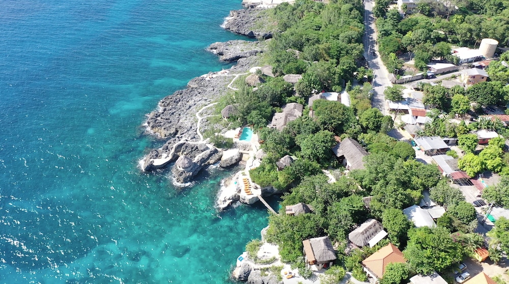 Tensing Pen Hotel — Swimming pool in Negril