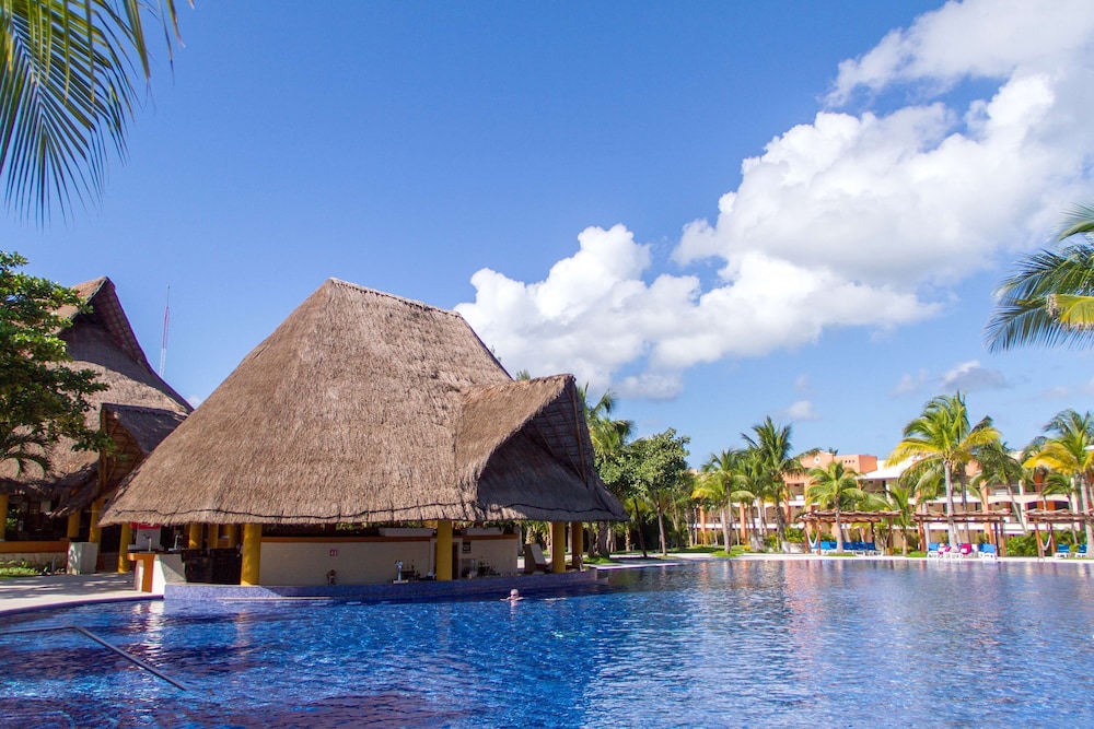 Barceló Maya Beach - All Inclusive — Swimming pool in Puerto Aventuras, Quintana Roo