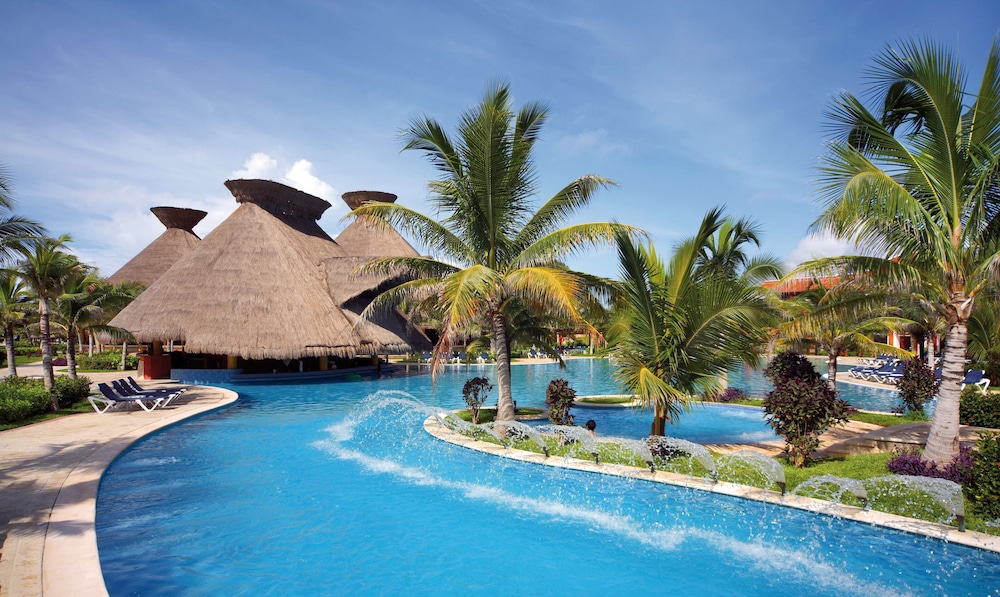 Barceló Maya Colonial - All Inclusive — Swimming pool in Puerto Aventuras, Quintana Roo