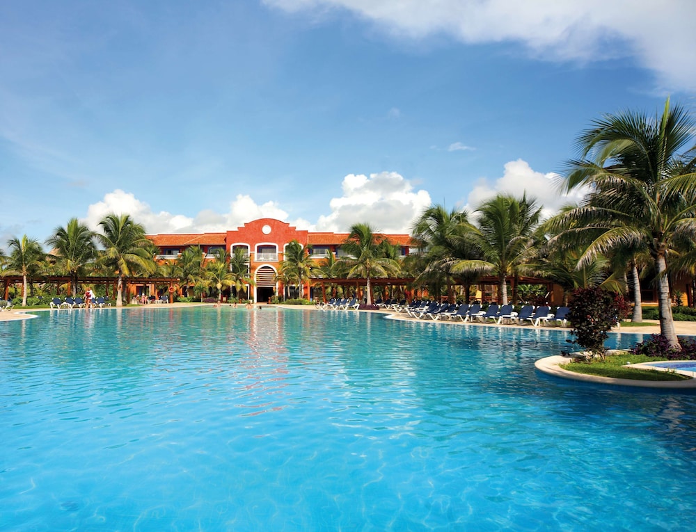 Barceló Maya Colonial - All Inclusive — Swimming pool in Puerto Aventuras, Quintana Roo