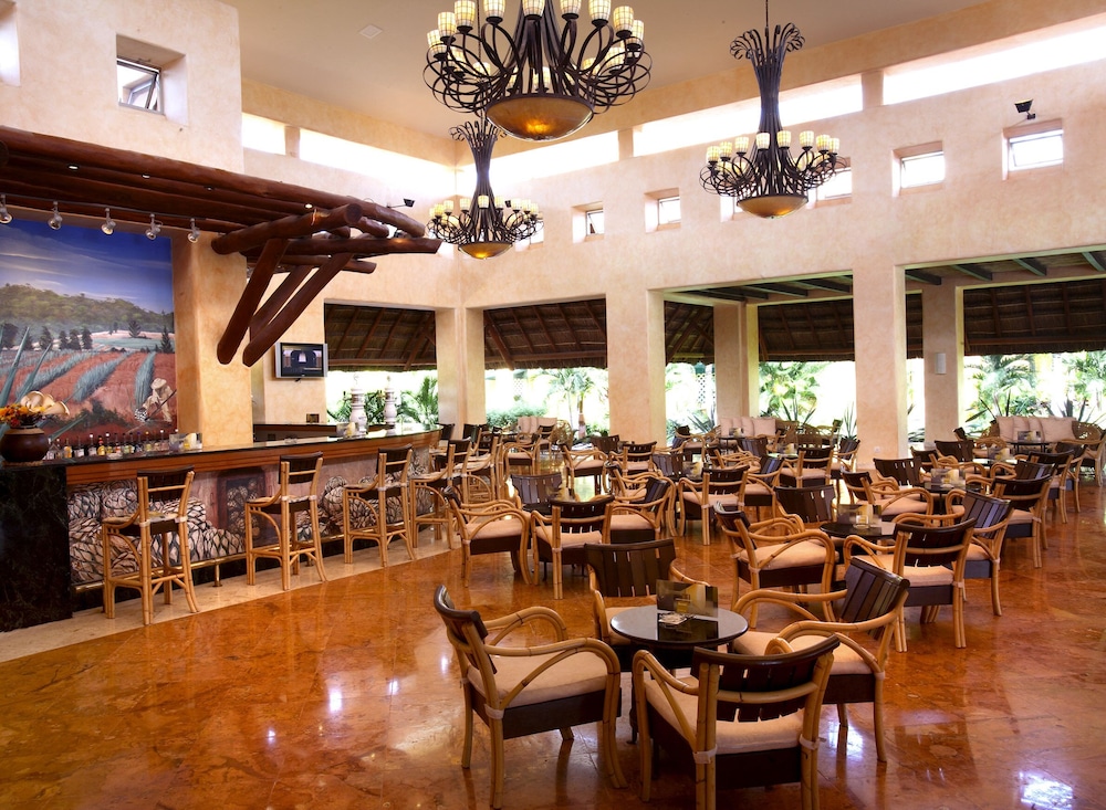 Barceló Maya Tropical - All Inclusive — Restaurant & bars in Puerto Aventuras, Quintana Roo