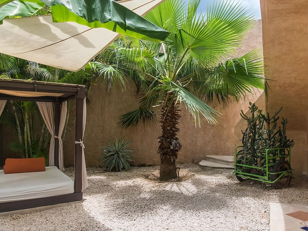 Hotel Barrio Latino — Hotel building in Playa del Carmen, Quintana Roo