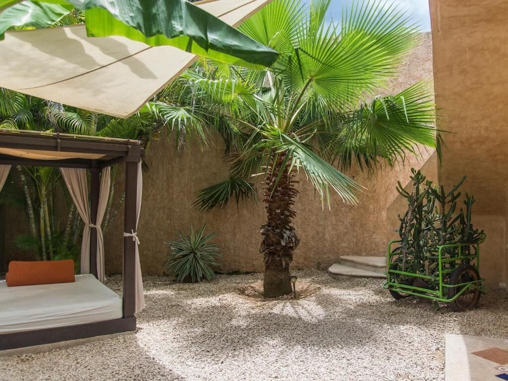 Hotel Barrio Latino — Hotel building in Playa del Carmen, Quintana Roo