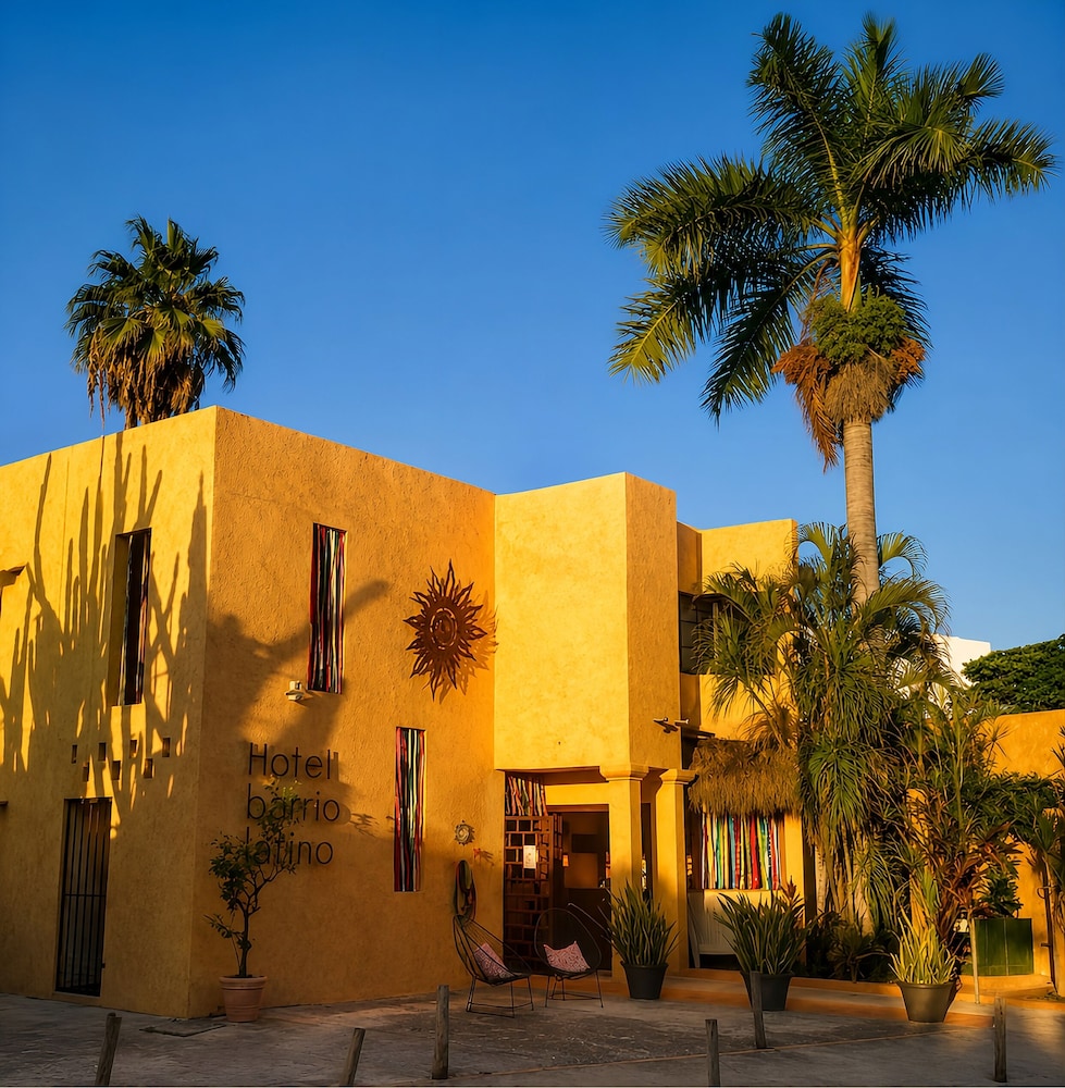 Hotel Barrio Latino — Hotel building in Playa del Carmen, Quintana Roo