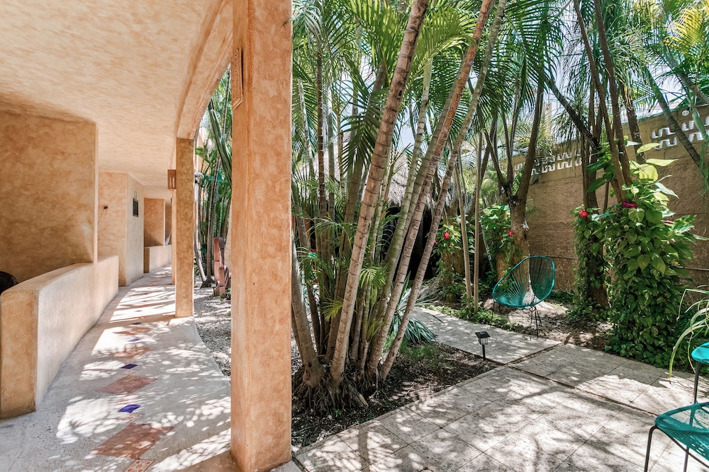 Hotel Barrio Latino — Hotel building in Playa del Carmen, Quintana Roo