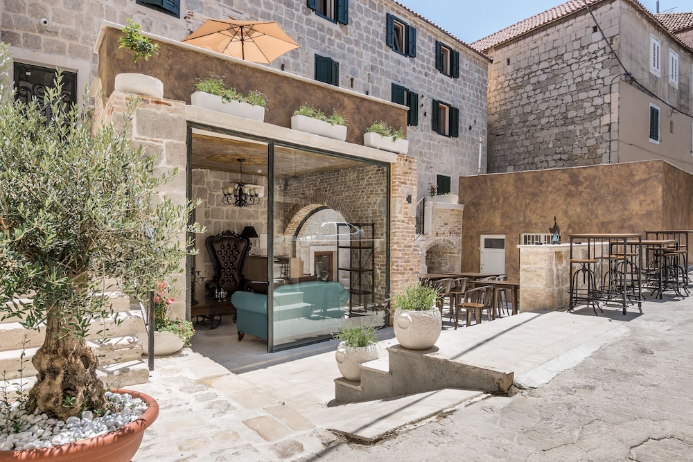 Heritage Palace Varos - MAG Quaint & Elegant Boutique Hotels — Main photo in Split, Split-Dalmatia