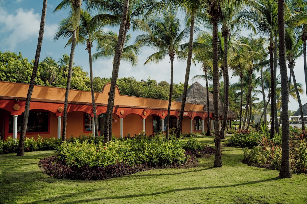 Catalonia Playa Maroma – All Inclusive — Hotel building in Playa del Carmen, Quintana Roo