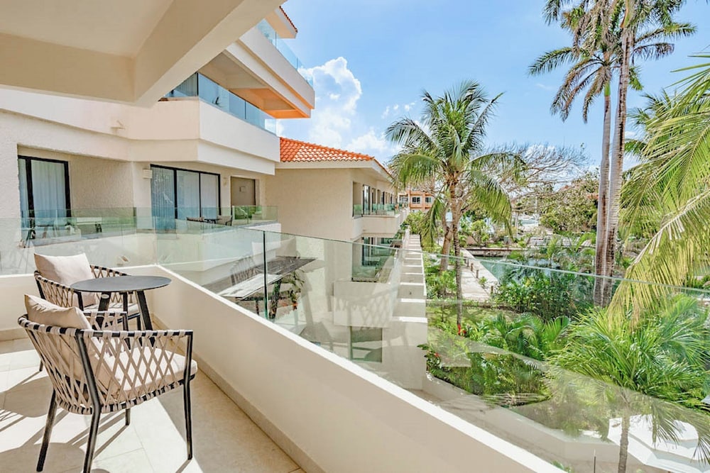 Dreams Aventuras Riviera Maya - All Inclusive — Hotel building in Puerto Aventuras, Quintana Roo