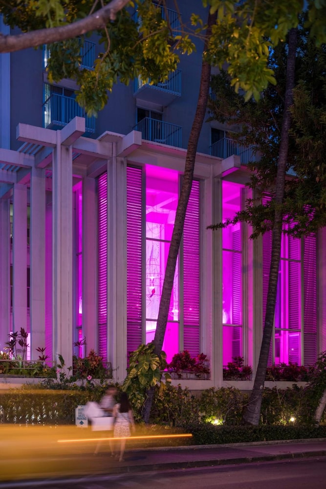 Shoreline Hotel Waikiki — Hotel building in Honolulu, Hawaii