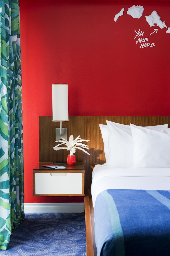 Shoreline Hotel Waikiki — Hotel rooms in Honolulu, Hawaii